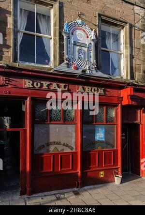 Royal Arch Public Bar mit ungewöhnlichem Freimaurerschild und Symbolen an der Außenwand des Gebäudes über dem Eingang. Stockfoto