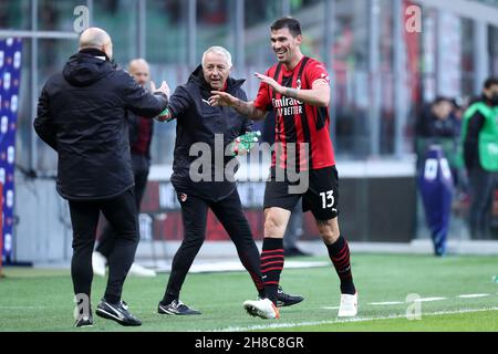 Mailand, Italien. 28th. November 2021. Alessio Romagnoli vom AC Mailand feiert nach einem Tor während der Serie Ein Spiel zwischen AC Mailand und uns Sassuolo im Stadio Giuseppe Meazza am 28. November 2021 in Mailand, Italien. Quelle: Marco Canoniero/Alamy Live News Stockfoto