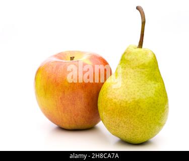 Vergleichen Sie Äpfel mit Birnen, die sich aneinander lehnen Stockfoto