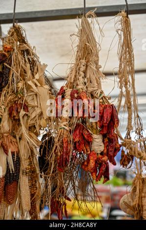 Getrocknete Chilis und Habaneros auf einem römischen Marktstand. Stockfoto