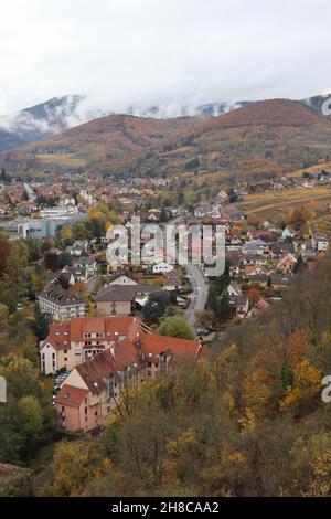 Herbstliche Luftaufnahme der historischen Stadt Kaysersberg im Elsass, Frankreich. Blick nordwestlich von der Stadtmauer von Schloss Schlossberg über die Stockfoto