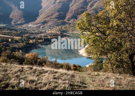 Faszinierender Blick auf den Lago di Fiastra (Lago di Fiastra) in der Provinz Macerata, Marken, Italien Stockfoto