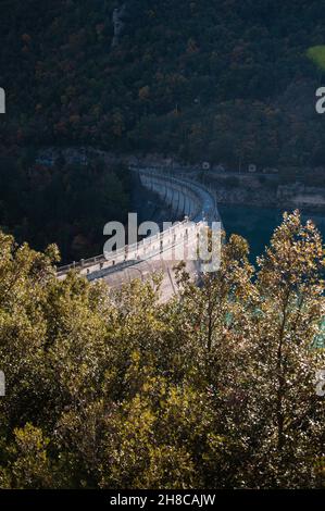 PESAR, ITALIEN - 08. Okt 2021: Ein faszinierender Blick auf den Lago di Fiastra (Lago di Fiastra) in der Provinz Macerata, Marken, Italien Stockfoto