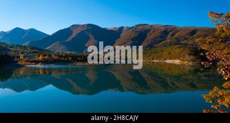 Faszinierender Blick auf den Lago di Fiastra (Lago di Fiastra) in der Provinz Macerata, Marken, Italien Stockfoto