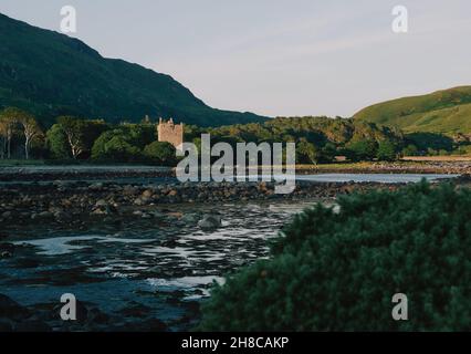 Moy Castle Ruinen in der Dämmerung in Lochbuie auf der Isle of Mull, Inner Hebrides, Argyll & Bute, Schottland Großbritannien - schottische Burgküste Sommerlandschaft Stockfoto