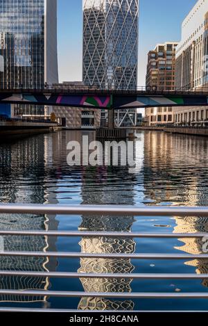 Neufundländer Wohnhochhaus spiegelt sich im Wasser, Finanzviertel Canary Wharf auf der Isle of Dogs, London, England, Großbritannien Stockfoto