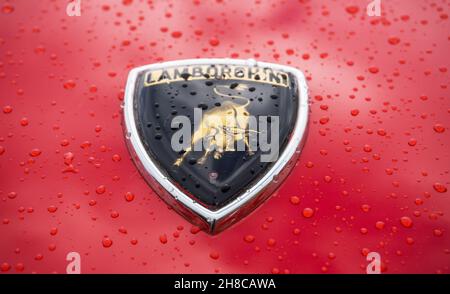 Nahaufnahme Detail des Ladebullen Logo Emblem Abzeichen auf einem roten Lamborghini Countach LP400S klassischen italienischen Sportwagen Supersportwagen. Stockfoto