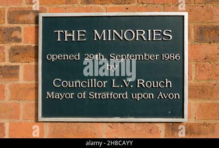 Plakette des Einkaufszentrums Minories, Stratford-upon-Avon, Warwickshire, England, Großbritannien Stockfoto