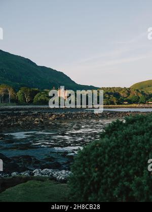 Moy Castle Ruinen in der Dämmerung in Lochbuie auf der Isle of Mull, Inner Hebrides, Argyll & Bute, Schottland Großbritannien - schottische Burgküste Sommerlandschaft Stockfoto