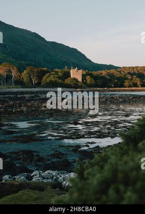 Moy Castle Ruinen in der Dämmerung in Lochbuie auf der Isle of Mull, Inner Hebrides, Argyll & Bute, Schottland Großbritannien - schottische Burgküste Sommerlandschaft Stockfoto