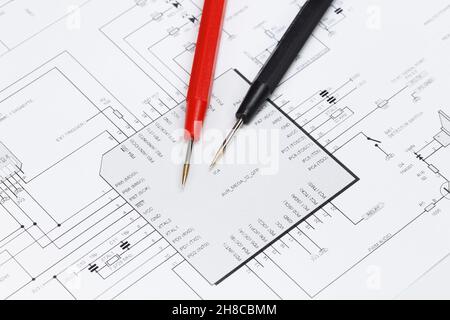 Auf dem Diagramm des elektronischen Geräts befinden sich die rote und die schwarze Miltimeter-Sonde Stockfoto