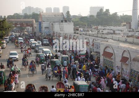 dhaka bangladesh 24th May 2021 .Menschen und Verkehr bewegen sich in einer überfüllten Stadt Stockfoto