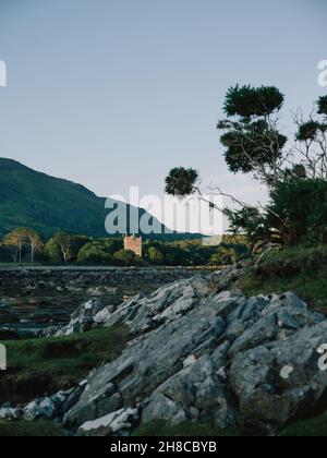 Moy Castle Ruinen in der Dämmerung in Lochbuie auf der Isle of Mull, Inner Hebrides, Argyll & Bute, Schottland Großbritannien - schottische Burgküste Sommerlandschaft Stockfoto