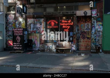 STADTLANDSCHAFT. Ein Gemeinschaftskühlschrank, unterirdische Boxen, Graffiti, Aufkleber und Tags auf der Bleecker Street in Downtown manhattan, New York City. Stockfoto