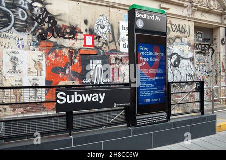 Ein elektronisches Schild am Eingang zur Haltestelle Bedford Ave im L-Zug, das kostenlose Impfstoffe und kostenlose Fahrten anbietet. In Williamsburg, Brooklyn, New York. Stockfoto