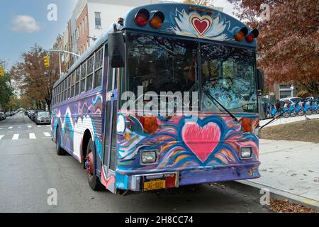 Das Äußere des ART HEART BUSSES, wo Kinder und Erwachsene an Bord klettern können, um Kunstprojekte zu machen. An der Bedford Avenue in Williamsburg, Brooklyn, New York Stockfoto