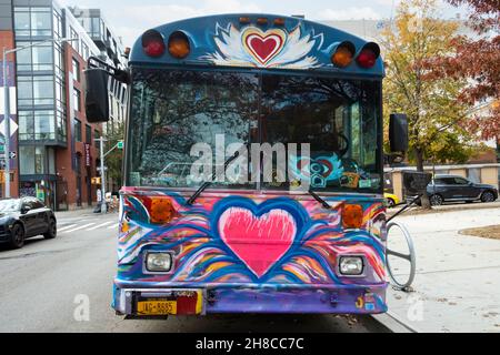 Das Äußere des ART HEART BUSSES, wo Kinder und Erwachsene an Bord klettern können, um Kunstprojekte zu machen. An der Bedford Avenue in Williamsburg, Brooklyn, New York. Stockfoto