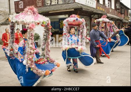 Traditionelle Parade beim Erntefest, China, Zhouzhuang Stockfoto