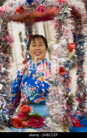 Frau bei der traditionellen Parade des Erntefestes, China, Zhouzhuang Stockfoto