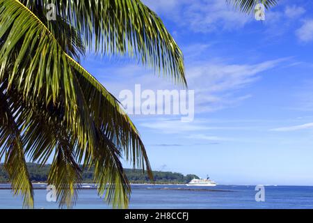 Das Schiff liegt vor einem Traumstrand im Westen von Samoa, Samoa Stockfoto