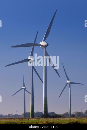 Windräder auf Sumpfland, Deutschland, Niedersachsen, Ostfriesland, Krummhoern Stockfoto