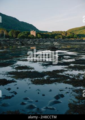 Moy Castle Ruinen in der Dämmerung in Lochbuie auf der Isle of Mull, Inner Hebrides, Argyll & Bute, Schottland Großbritannien - schottische Burgküste Sommerlandschaft Stockfoto