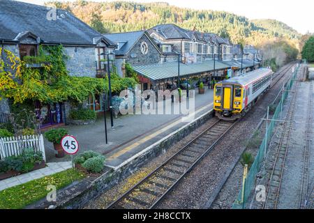 Bahnhof Betwsy Coed mit dem Zug, der auf dem Bahnsteig ankommt. Stockfoto