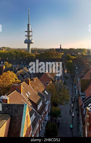 Stadt mit Fernsehturm, Blick vom Rathausturm, Deutschland, Niedersachsen, Ostfriesland, Emden Stockfoto