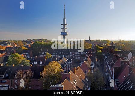 Stadt mit Fernsehturm, Blick vom Rathausturm, Deutschland, Niedersachsen, Ostfriesland, Emden Stockfoto