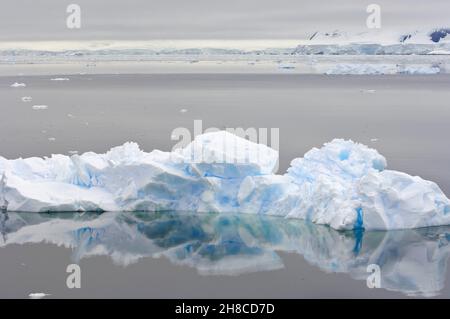 Eisberg im Hafen von Neko, Puerto Neko, Antarktis Stockfoto