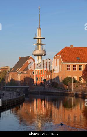 Falderndelft und Fernsehturm im Abendlicht, Deutschland, Niedersachsen, Ostfriesland, Emden Stockfoto