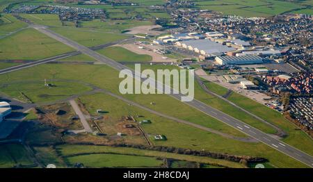 Luftaufnahme des Flugplatzes Warton, West Lancashire, Nordwestengland, Großbritannien, westlich von Preston, Home der BAE-Systeme. Stockfoto