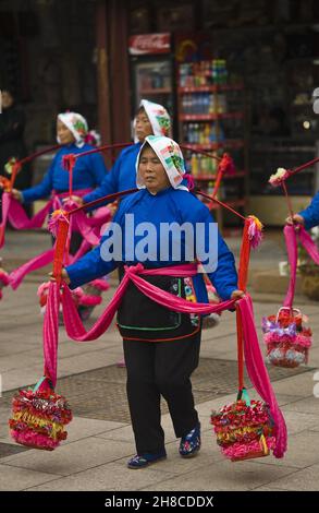 Traditionelle Parade beim Erntefest, China, Zhouzhuang Stockfoto