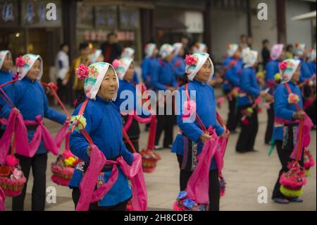 Traditionelle Parade beim Erntefest, China, Zhouzhuang Stockfoto