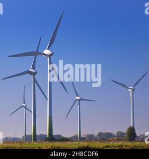 Windräder auf Sumpfland, Deutschland, Niedersachsen, Ostfriesland, Krummhoern Stockfoto