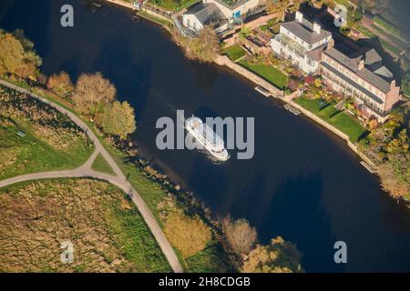 Eine Luftaufnahme eines Touristenbootes auf dem Fluss Dee, Chester, Nordwestengland, Großbritannien Stockfoto