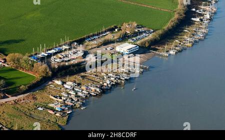 Bootsclub mit festfahrenden Booten am Ufer des Flusses Wyre, Poulton Le Fylde, Lancashire, Nordwestengland, Großbritannien Stockfoto