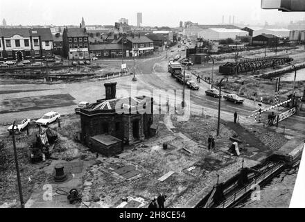 Birkenhead Docks, Dock Road und die A554, von Schiff durch die Brücke über Alfred Dock in Richtung Alfred Lock und die Mersey. Der Verkehr wartet darauf, die Brücke zu überqueren. Februar 1984 Stockfoto