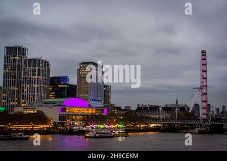 Royal Festival Hall und Gebäude auf der Southbank von der anderen Seite der Themse aus gesehen, London, England, Großbritannien Stockfoto