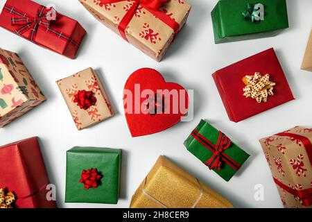 Gruppe von Vielfalt weihnachten Geschenkboxen auf weißem Hintergrund. Draufsicht Stockfoto