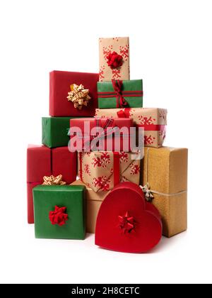 Stapel von weihnachtsgeschenken isoliert auf weißem Hintergrund Stockfoto
