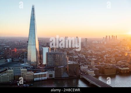 Stadtbild mit dem Shard-Wolkenkratzer vom Sky Garden des Walkie Talkie-Wolkenkratzers aus gesehen, London, England, Großbritannien Stockfoto