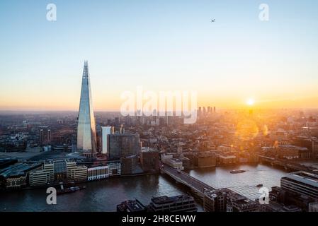 Stadtbild mit dem Shard-Wolkenkratzer vom Sky Garden des Walkie Talkie-Wolkenkratzers aus gesehen, London, England, Großbritannien Stockfoto
