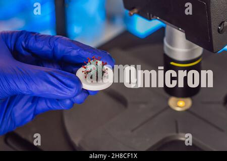 Omicron-Variante von COVID. Neuer Coronavirus-Stamm. Ärzte oder Wissenschaftler, die einen neuen Coronavirus-Stamm erforschen oder einen Impfstoff gegen diesen entwickeln Stockfoto