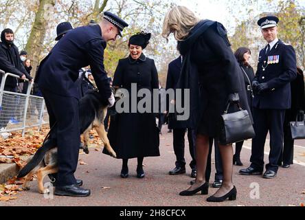 Sgt Ratanas Partner Su Bushby (Mitte rechts) trifft den Polizeihund, den sie auf dem Birdcage Walk mit Innenministerin Priti Patel (Mitte) nannte, vor einem Gedenkgottesdienst, um an das Leben des Metropolitan Police Sergeant Matt Ratana in der Royal Military Chapel in Westminster, London zu erinnern und zu feiern. Bilddatum: Montag, 29. November 2021. Stockfoto