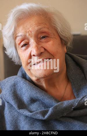 Porträt einer sehr älteren Frau aus der Nähe. Positive neunzigjährige Großmutter. Stockfoto