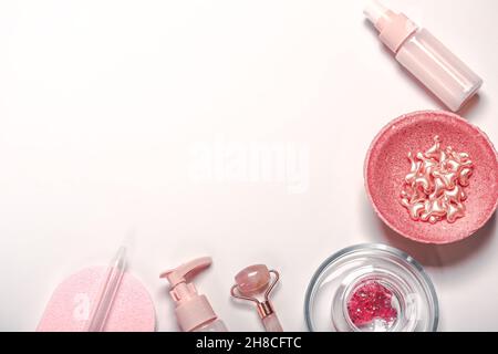 Feuchtigkeitscreme und Hautpflegemittel. Wellness-Konzept. gua Sha Stein, ätherisches Öl. Natürliche Hautpflege. Stockfoto
