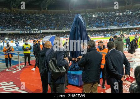 28. November 2021, Neapel, Kampanien, ITALIEN: 11/28/2021 Neapel, Maradona Stadium, enthüllt die Statue, die dem Pibe in Erinnerung an Diego Armando Maradona gewidmet ist, eine lebensgroße Bronzestatue, 1,67 hoch genau wie der argentinische Meister, gebaut in der Nolana-Gießerei vom ehemaligen Manager des Fußballers, Stefano Ceci, Dank auch dem Fußgegossen und der berühmten 'anita' von maradona. Die Statue wurde im ganzen Stadion vor 35.000 Fans aufgestellt. (Bild: © Fabio Sasso/ZUMA Press Wire) Stockfoto