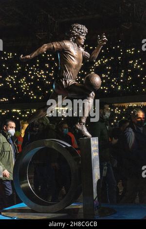 28. November 2021, Neapel, Kampanien, ITALIEN: 11/28/2021 Neapel, Maradona Stadium, enthüllt die Statue, die dem Pibe in Erinnerung an Diego Armando Maradona gewidmet ist, eine lebensgroße Bronzestatue, 1,67 hoch genau wie der argentinische Meister, gebaut in der Nolana-Gießerei vom ehemaligen Manager des Fußballers, Stefano Ceci, Dank auch dem Fußgegossen und der berühmten 'anita' von maradona. Die Statue wurde im ganzen Stadion vor 35.000 Fans aufgestellt. (Bild: © Fabio Sasso/ZUMA Press Wire) Stockfoto