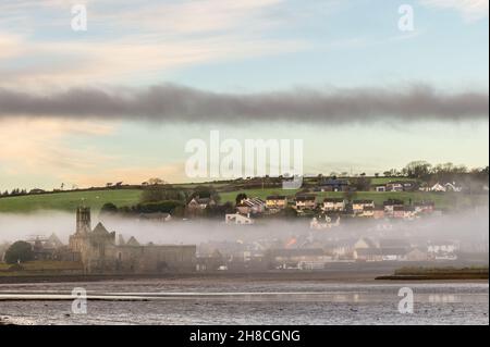 Timoleague, West Cork, Irland. 29th. November 2021. Timoleague und Timoleague Abbey erheben sich aus dem Morgennebel als Auftakt zu einem sonnigen und milden Tag. Der Nachmittag wird trocken sein mit sonnigen Zaubersprüchen mit Höhen von 8 bis 11C. Quelle: AG News/Alamy Live News Stockfoto